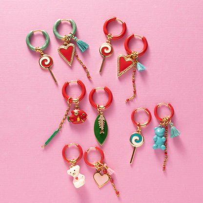 Voeg een sprankje kleur en vreugde toe aan je dag met deze kleurrijke oorbellen met eigenzinnige bedels. Deze opvallende oorbellen geven elke outfit een speelse en funky twist én bezorgen je meteen een instant geluksgevoel.
Extra leuk: de bedels zijn eenvoudig afneembaar en onderling te wisselen. Mix &amp; Match ze met andere oorbellen en creëer eindeloos veel unieke combinaties voor dubbel draagplezier.