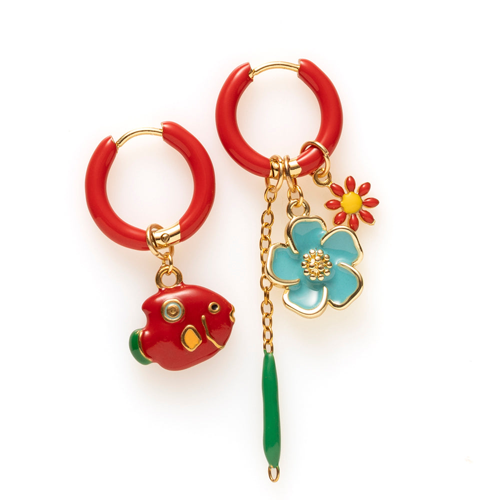 Voeg een sprankje kleur en vreugde toe aan je dag met deze kleurrijke oorbellen met eigenzinnige bedels. Deze charmante oorbellen geven elke outfit een speelse en stijlvolle touch én bezorgen je meteen een instant geluksgevoel.
Extra leuk: de bedels zijn eenvoudig afneembaar en onderling te wisselen. Mix &amp; Match ze met andere oorbellen en creëer eindeloos veel unieke combinaties voor dubbel draagplezier.
