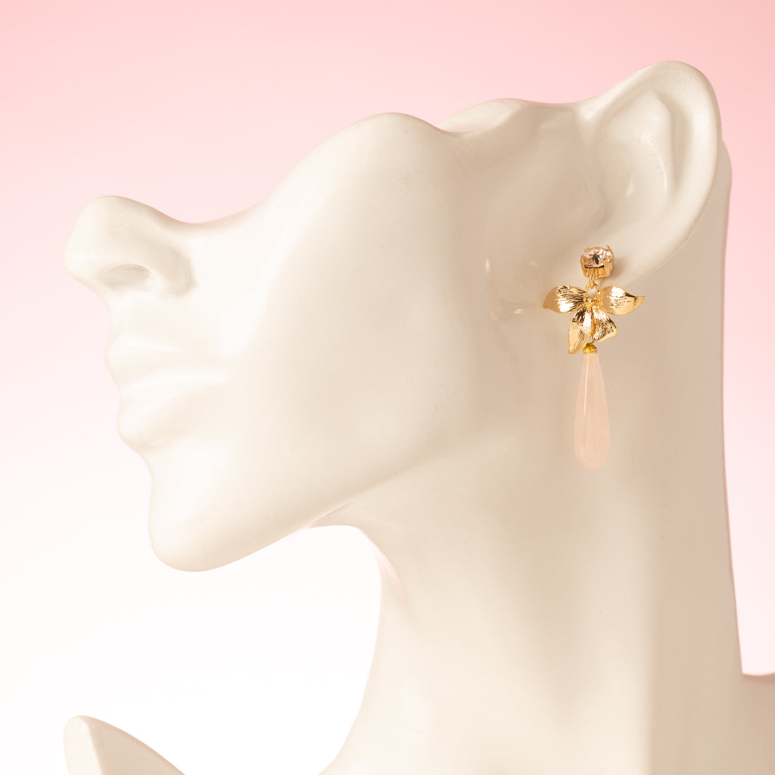 Zachtroze tinten en verfijnde details komen samen in Rose Quartz Bloom – elegante oorbellen met een vrouwelijke en tijdloze uitstraling. De Swarovski steker in de kleur Silk (lichtroze) vangt het licht op een subtiele manier, terwijl de gouden bloem zorgt voor een sierlijke overgang naar de natuurlijke rozenkwarts druppel.