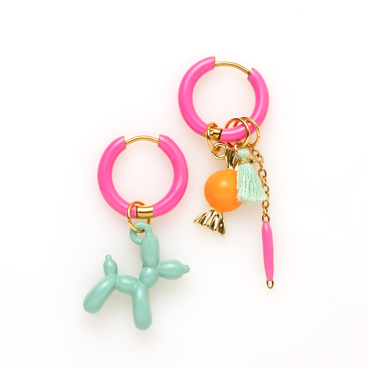 Voeg een sprankje kleur en vreugde toe aan je dag met deze kleurrijke oorbellen met eigenzinnige bedels. Deze charmante oorbellen geven elke outfit een speelse en stijlvolle touch én bezorgen je meteen een instant geluksgevoel.
Extra leuk: de bedels zijn eenvoudig afneembaar en onderling te wisselen. Mix &amp; Match ze met andere oorbellen en creëer eindeloos veel unieke combinaties voor dubbel draagplezier.
