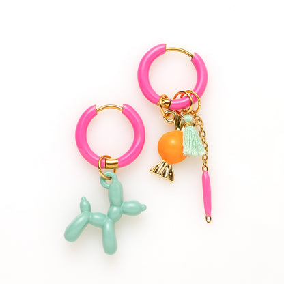 Voeg een sprankje kleur en vreugde toe aan je dag met deze kleurrijke oorbellen met eigenzinnige bedels. Deze charmante oorbellen geven elke outfit een speelse en stijlvolle touch én bezorgen je meteen een instant geluksgevoel.
Extra leuk: de bedels zijn eenvoudig afneembaar en onderling te wisselen. Mix &amp; Match ze met andere oorbellen en creëer eindeloos veel unieke combinaties voor dubbel draagplezier.
