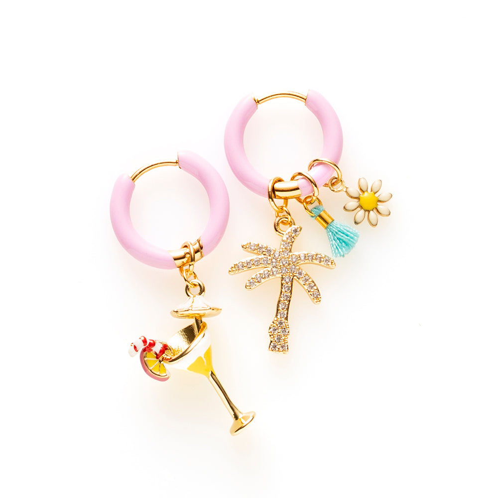 Voeg een sprankje kleur en een vleugje vreugde toe aan je dag met deze kleine gekleurde oorbellen voorzien van eigenzinnige bedels. Deze charmante oorbellen zijn perfect om je outfit op te vrolijken en je een instant geluksgevoel te geven. Bovendien kun je de bedels er zelf afhalen en onderling wisselen. Mix &amp; Match met de andere oorbellen voor dubbel plezier!