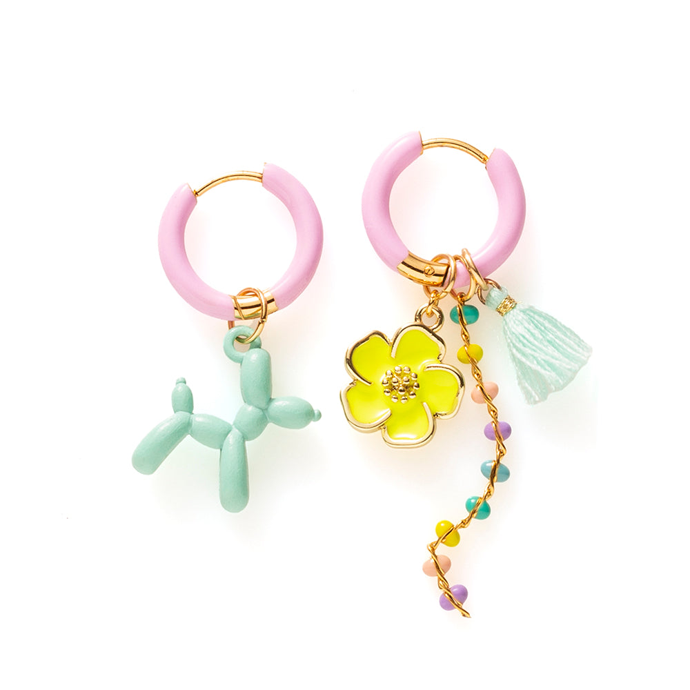 Funky oorbellen met roze emaille oorringen, een turquoise balloon dog en een felgeel bloemetje.