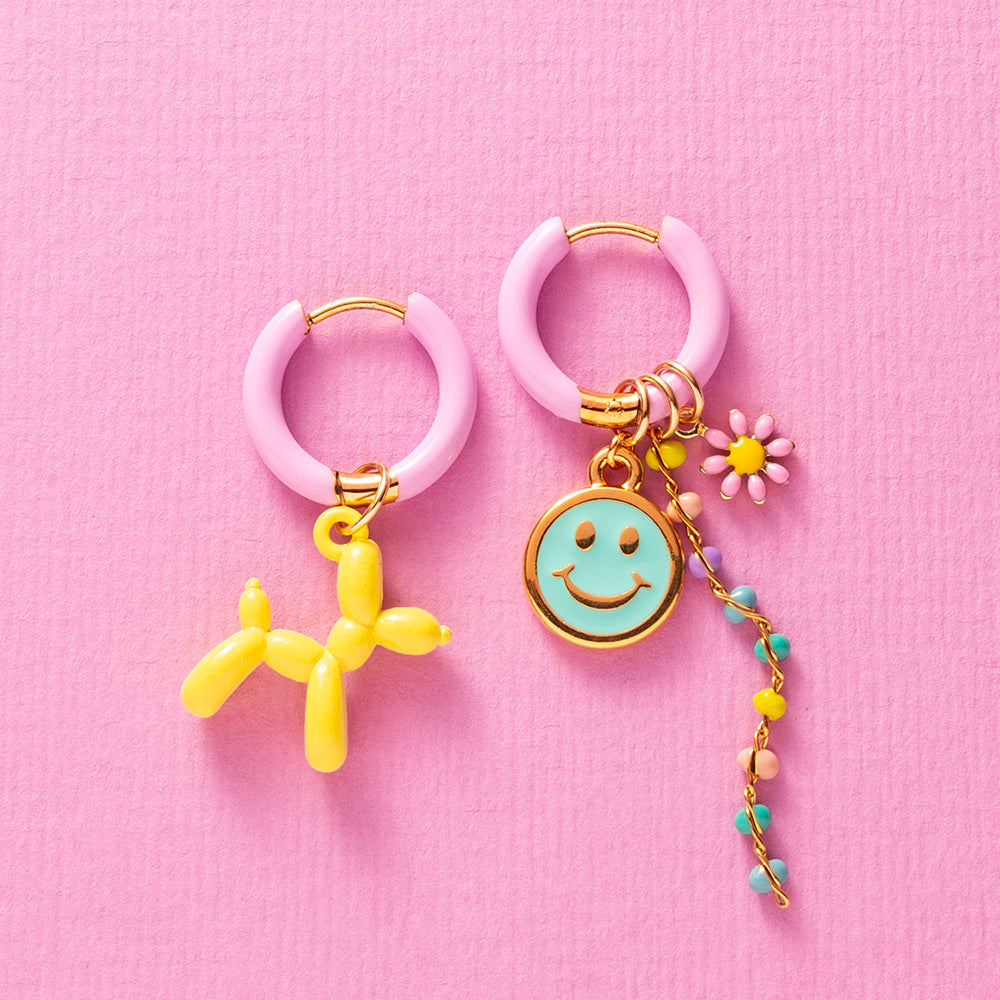 Funky bedeloorbellen: roze emaille oorringen met balloon dog, smiley en bloemetje. Wisselbare bedels, met de hand gemaakt in kleine oplage. Shop bij E-Star.