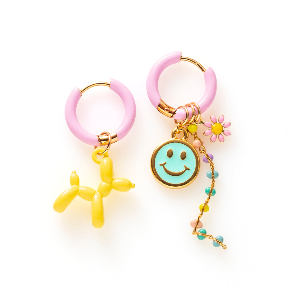 Funky bedeloorbellen: roze emaille oorringen met balloon dog, smiley en bloemetje. Wisselbare bedels, met de hand gemaakt in kleine oplage. Shop bij E-Star.