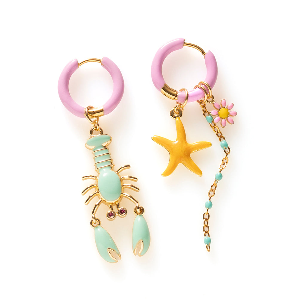 Voeg een sprankje kleur en vreugde toe aan je dag met deze kleurrijke oorbellen met eigenzinnige bedels. Deze charmante oorbellen geven elke outfit een speelse en stijlvolle touch én bezorgen je meteen een instant geluksgevoel.
Extra leuk: de bedels zijn eenvoudig afneembaar en onderling te wisselen. Mix &amp; Match ze met andere oorbellen en creëer eindeloos veel unieke combinaties voor dubbel draagplezier
