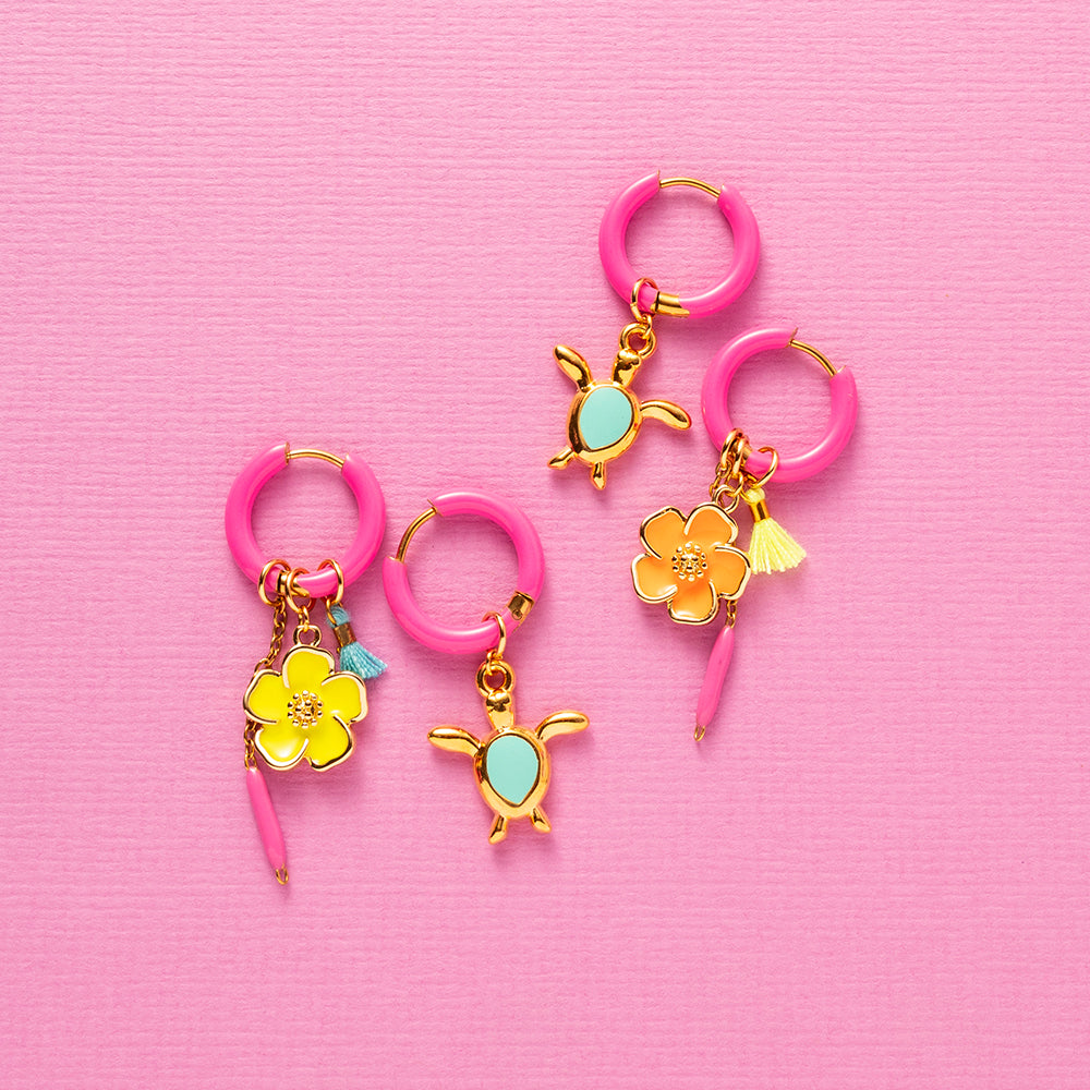 Voeg een sprankje kleur en vreugde toe aan je dag met deze kleurrijke oorbellen met eigenzinnige bedels. Deze charmante oorbellen geven elke outfit een speelse en stijlvolle touch én bezorgen je meteen een instant geluksgevoel.
Extra leuk: de bedels zijn eenvoudig afneembaar en onderling te wisselen. Mix &amp; Match ze met andere oorbellen en creëer eindeloos veel unieke combinaties voor dubbel draagplezier.
