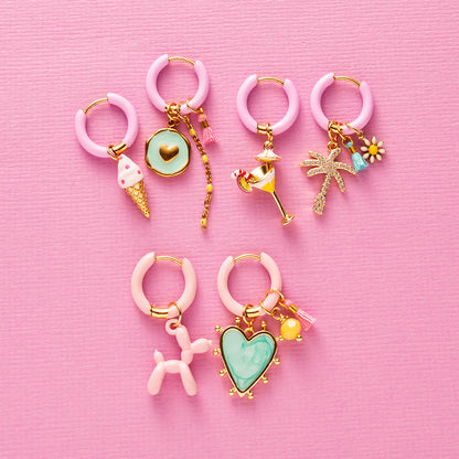 Voeg een sprankje kleur en een vleugje vreugde toe aan je dag met deze kleine gekleurde oorbellen voorzien van eigenzinnige bedels. Deze charmante oorbellen zijn perfect om je outfit op te vrolijken en je een instant geluksgevoel te geven. Bovendien kun je de bedels er zelf afhalen en onderling wisselen. Mix &amp; Match met de andere oorbellen voor dubbel plezier!