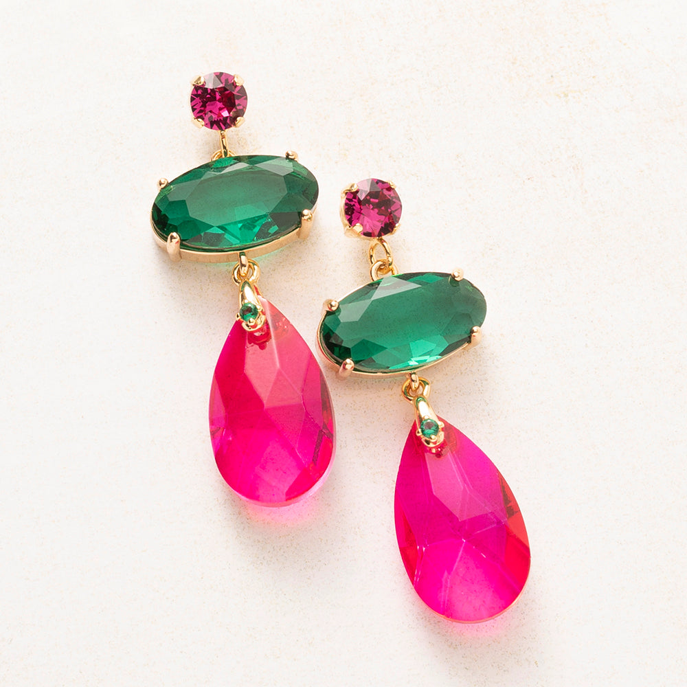 Hibiscus Royale is gemaakt voor de vrouw die niet bang is om op te vallen. Onder een Swarovski oorsteker in diep fuchsia hangt een grote, ovale steen in smaragdgroen, gevolgd door een facetgeslepen druppel in hot pink. Een klein groen steentje verbindt de twee.

Het contrast tussen groen en roze is gedurfd, en de gouden zettingen houden het geheel verfijnd. Deze grotere variant van Hibiscus Glow geeft je look karakter, of je nu naar kantoor gaat of een avondje uit.
