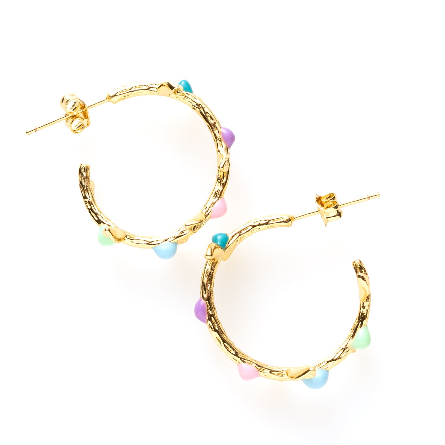Pastel Garden brengt de zachtheid van de natuur naar je sieradencollectie. Deze 18 kt gold plated oorringen zijn vormgegeven als sierlijke takjes, bezet met fijne blaadjes in mintgroen, lichtblauw, lichtroze en lila en donkerblauw. Speels, verfijnd en uniek — perfect voor wie houdt van natuurlijke elegantie met een kleurrijk accent.