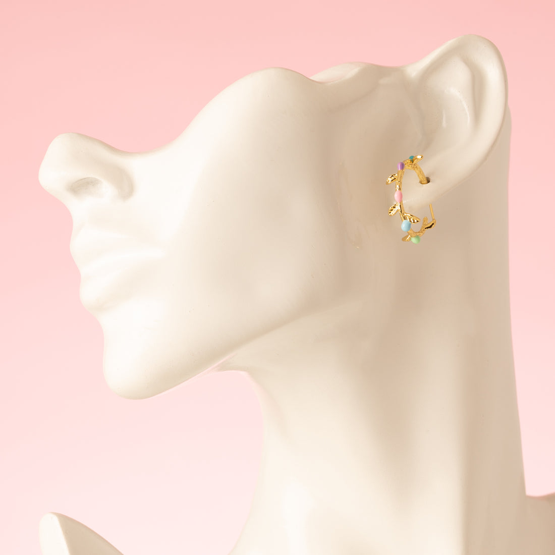 Pastel Garden brengt de zachtheid van de natuur naar je sieradencollectie. Deze 18 kt gold plated oorringen zijn vormgegeven als sierlijke takjes, bezet met fijne blaadjes in mintgroen, lichtblauw, lichtroze en lila en donkerblauw. Speels, verfijnd en uniek — perfect voor wie houdt van natuurlijke elegantie met een kleurrijk accent.