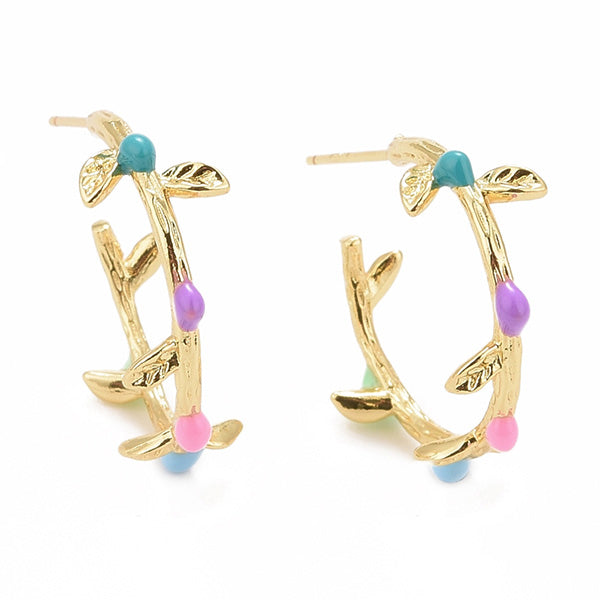 Pastel Garden brengt de zachtheid van de natuur naar je sieradencollectie. Deze 18 kt gold plated oorringen zijn vormgegeven als sierlijke takjes, bezet met fijne blaadjes in mintgroen, lichtblauw, lichtroze en lila en donkerblauw. Speels, verfijnd en uniek — perfect voor wie houdt van natuurlijke elegantie met een kleurrijk accent.