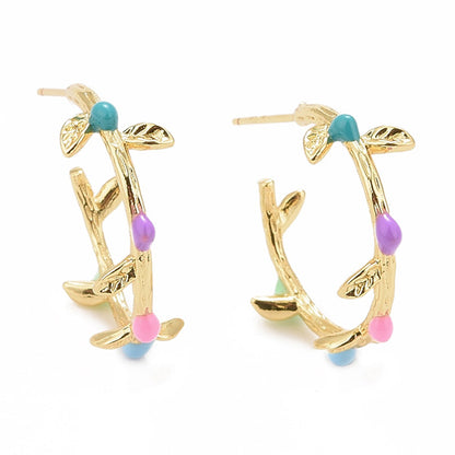 Pastel Garden brengt de zachtheid van de natuur naar je sieradencollectie. Deze 18 kt gold plated oorringen zijn vormgegeven als sierlijke takjes, bezet met fijne blaadjes in mintgroen, lichtblauw, lichtroze en lila en donkerblauw. Speels, verfijnd en uniek — perfect voor wie houdt van natuurlijke elegantie met een kleurrijk accent.