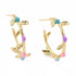 Pastel Garden brengt de zachtheid van de natuur naar je sieradencollectie. Deze 18 kt gold plated oorringen zijn vormgegeven als sierlijke takjes, bezet met fijne blaadjes in mintgroen, lichtblauw, lichtroze en lila en donkerblauw. Speels, verfijnd en uniek — perfect voor wie houdt van natuurlijke elegantie met een kleurrijk accent.