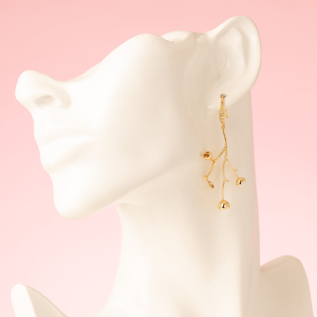Voeg een subtiel vleugje natuur toe met de Falling Rose&amp;nbsp;oorbellen uit de Every Day Glow-collectie. Fijne zirkonia oorhaakjes dragen een sierlijk takje met delicate bloemetjes, wat deze oorbellen elegant en tijdloos maakt. Perfect voor naar kantoor, een etentje of elke gelegenheid waar je een verfijnd en vrouwelijk accent wilt toevoegen.