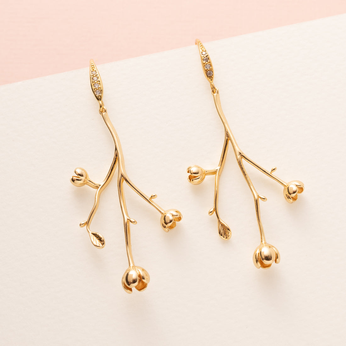 Voeg een subtiel vleugje natuur toe met de Falling Rose&amp;nbsp;oorbellen uit de Every Day Glow-collectie. Fijne zirkonia oorhaakjes dragen een sierlijk takje met delicate bloemetjes, wat deze oorbellen elegant en tijdloos maakt. Perfect voor naar kantoor, een etentje of elke gelegenheid waar je een verfijnd en vrouwelijk accent wilt toevoegen.