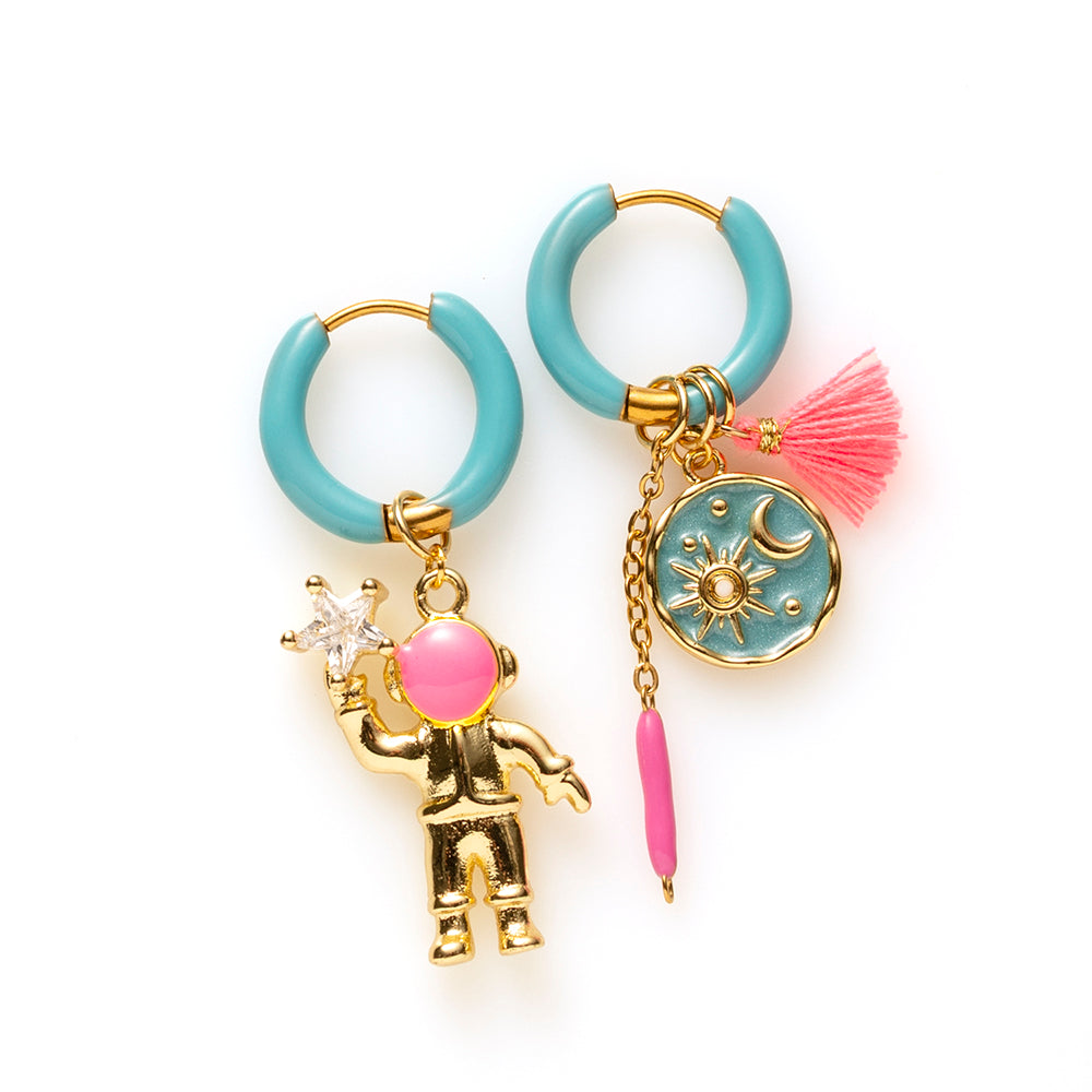 Voeg een sprankje kleur en een vleugje vreugde toe aan je dag met deze kleine gekleurde oorbellen voorzien van vrolijke bedels. Deze charmante oorbellen zijn perfect om je outfit op te vrolijken en je een instant geluksgevoel te geven. Bovendien kun je de bedels er zelf afhalen en onderling wisselen. Mix &amp; Match met de andere oorbellen voor dubbel plezier!