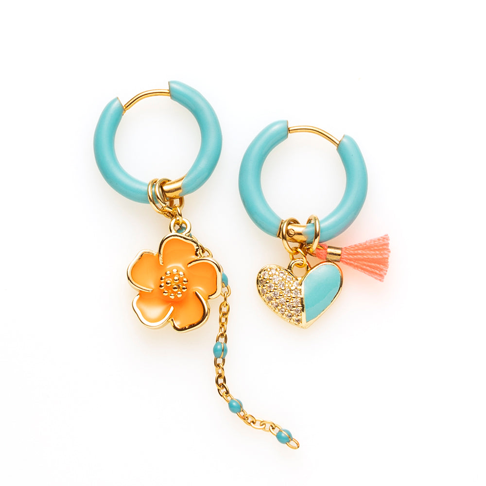 Voeg een sprankje kleur en een vleugje vreugde toe aan je dag met deze kleine gekleurde oorbellen voorzien van vrolijke bedels. Deze charmante oorbellen zijn perfect om je outfit op te vrolijken en je een instant geluksgevoel te geven. Bovendien kun je de bedels er zelf afhalen en onderling wisselen. Mix &amp; Match met de andere oorbellen voor dubbel plezier!