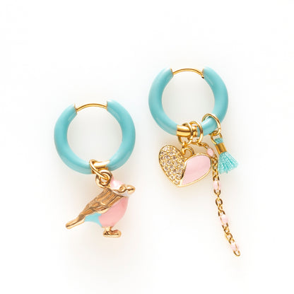 Voeg een sprankje kleur en vrolijkheid toe aan je dag met deze kleurrijke oorbellen met eigenzinnige bedels. De charmante oorbellen geven elke outfit een speelse en stijlvolle touch én bezorgen je meteen een instant geluksgevoel.
Extra leuk: de bedels zijn eenvoudig afneembaar en onderling te wisselen. Mix &amp; Match ze met andere oorbellen en creëer eindeloos veel unieke combinaties voor dubbel draagplezier.
