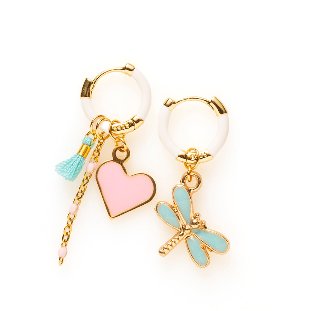 Voeg een sprankje kleur en een vleugje vreugde toe aan je dag met deze kleine gekleurde oorringen met vrolijke bedels.

Deze charmante, verfijnde variant is subtieler van formaat maar net zo speels en opvallend als de grotere versie. Dankzij de kleinere oorringen en bedels zijn ze perfect voor zowel kinderen als volwassenen. Ideaal om je outfit op een lichte, stijlvolle manier op te vrolijken en je een instant happy feeling te geven