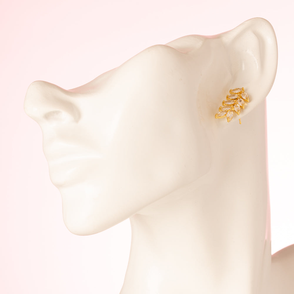 Deze opvallende zirkonia oorbellen in de vorm van een blaadje combineren elegantie met een subtiele schittering. Het chique ontwerp en de tijdloze uitstraling maken ze perfect voor elke gelegenheid, van dagelijks tot bijzonder. 