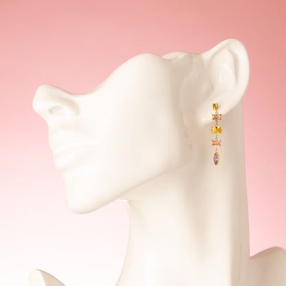 De Classic Radiance oorbellen zijn verfijnde, bungelende oorbellen die elegant met je meebewegen. De fijne zirkonia steentjes zorgen voor een subtiele sparkle in verschillende kleuren, zonder hun ingetogen karakter te verliezen. Het slanke, tijdloze ontwerp maakt deze oorbellen perfect voor zowel dagelijks gebruik als een chique avond uit. Een elegante toevoeging aan iedere sieradencollectie die moeiteloos klasse uitstraalt.