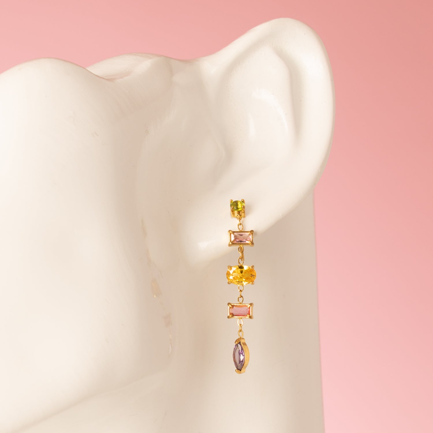 De Classic Radiance oorbellen zijn verfijnde, bungelende oorbellen die elegant met je meebewegen. De fijne zirkonia steentjes zorgen voor een subtiele sparkle in verschillende kleuren, zonder hun ingetogen karakter te verliezen. Het slanke, tijdloze ontwerp maakt deze oorbellen perfect voor zowel dagelijks gebruik als een chique avond uit. Een elegante toevoeging aan iedere sieradencollectie die moeiteloos klasse uitstraalt.