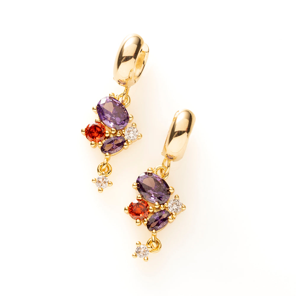 Crimson Glow is klein van formaat maar groots in uitstraling. Deze elegante RVS oorringen zijn afgewerkt met een opvallende bedel vol schitterende zirkonia&