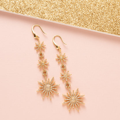 Laat de sterren voor jou schitteren! ✨
De Celestial Spark oorbellen zijn een perfecte mix van elegantie en feestelijke flair. De fonkelende zirkonia sterren dansen speels bij elke beweging, waardoor ze een echte eyecatcher zijn tijdens de feestdagen. Ideaal voor kerstborrels, diners of sprankelende nieuwjaarsavonden – deze oorbellen maken elke outfit onvergetelijk.