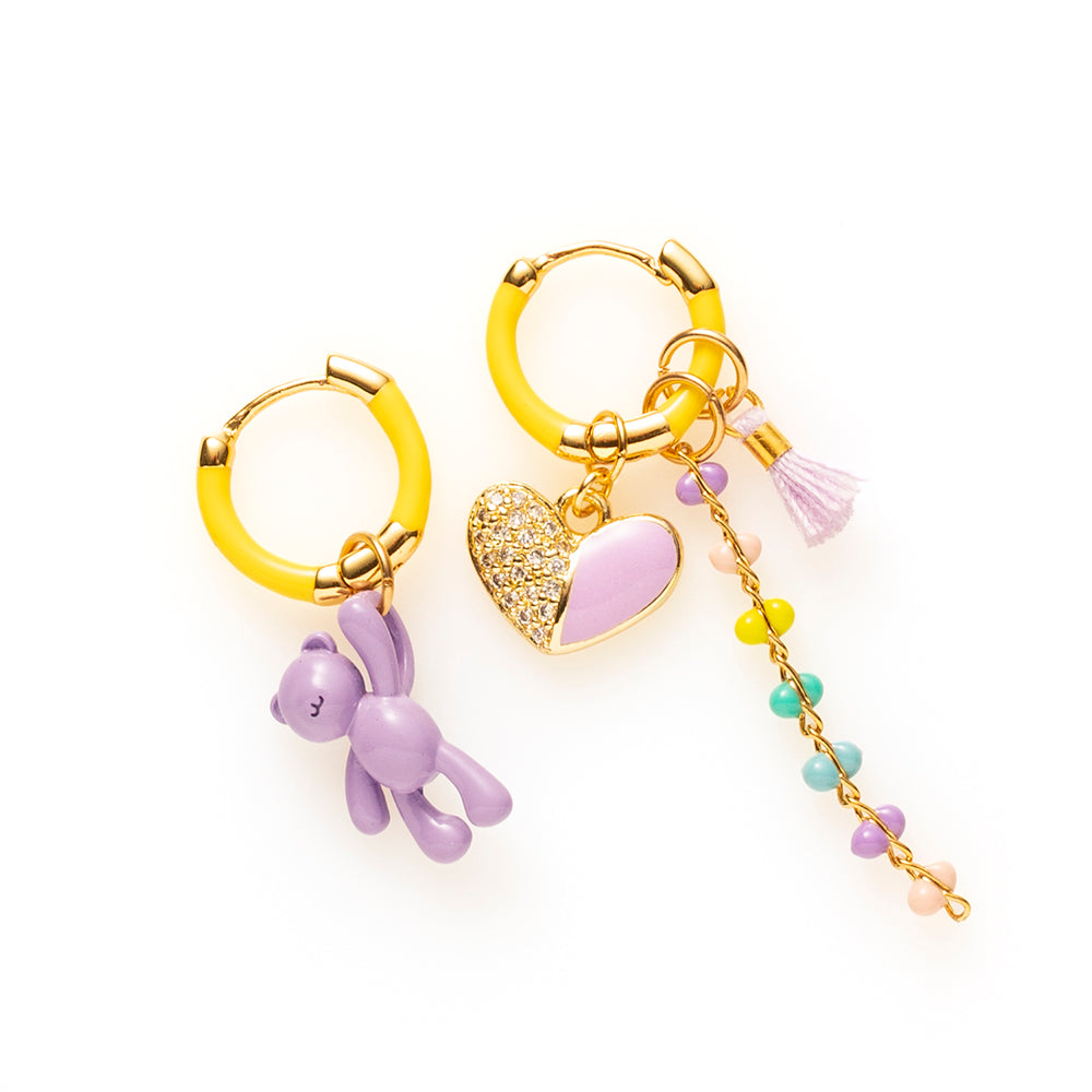 Voeg een sprankje kleur en een vleugje vreugde toe aan je dag met deze kleine gekleurde oorringen met vrolijke bedels.

Deze charmante, verfijnde variant is subtieler van formaat maar net zo speels en opvallend als de grotere versie. Dankzij de kleinere oorringen en bedels zijn ze perfect voor zowel kinderen als volwassenen. Ideaal om je outfit op een lichte, stijlvolle manier op te vrolijken en je een instant happy feeling te geven

