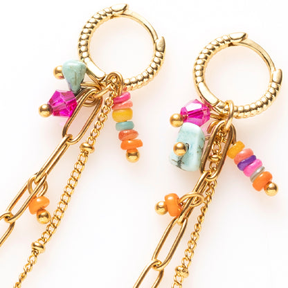 Deze speelse oorringen zijn versierd met kleurrijke kraaltjes en luchtige sliertjes die zachtjes meebewegen bij elke stap. Met verschillende kleuren, opvallend en vrolijk, een perfecte accessoire om je dagelijkse outfit een sprankelend accent te geven of je look feestelijk af te maken.