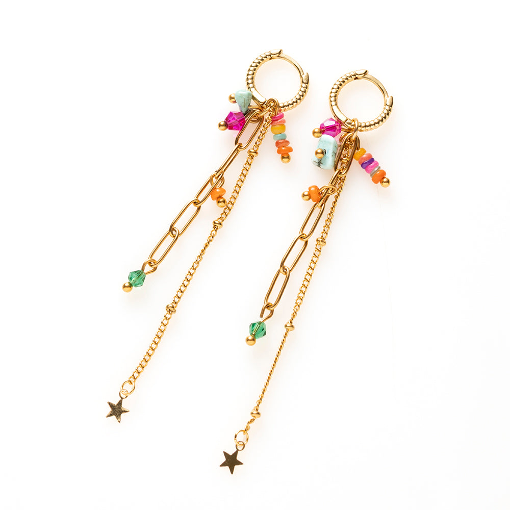 Deze speelse oorringen zijn versierd met kleurrijke kraaltjes en luchtige sliertjes die zachtjes meebewegen bij elke stap. Met verschillende kleuren, opvallend en vrolijk, een perfecte accessoire om je dagelijkse outfit een sprankelend accent te geven of je look feestelijk af te maken.