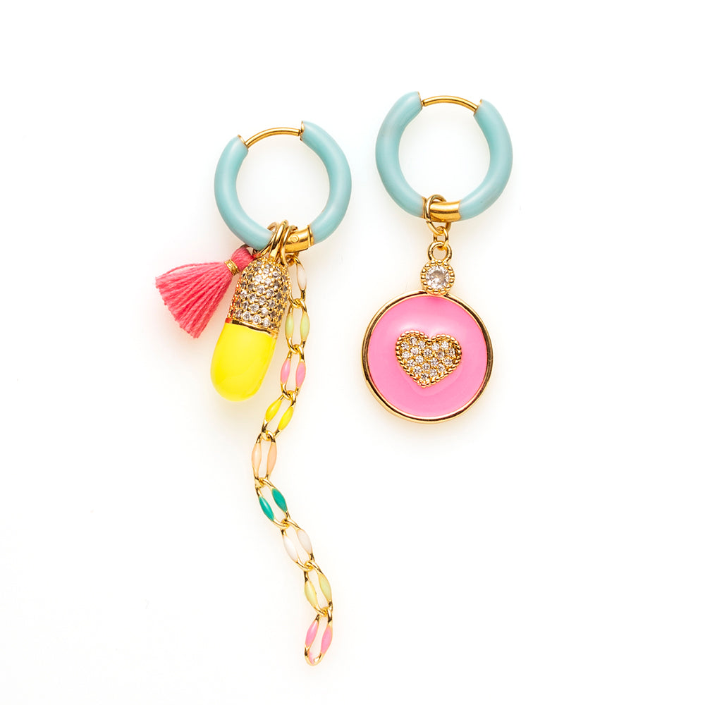 Voeg een sprankje kleur en een vleugje vreugde toe aan je dag met deze kleine gekleurde oorbellen voorzien van vrolijke bedels. Deze charmante oorbellen zijn perfect om je outfit op te vrolijken en je een instant geluksgevoel te geven. Bovendien kun je de bedels er zelf afhalen en onderling wisselen. Mix &amp; Match met de andere oorbellen voor dubbel plezier!
