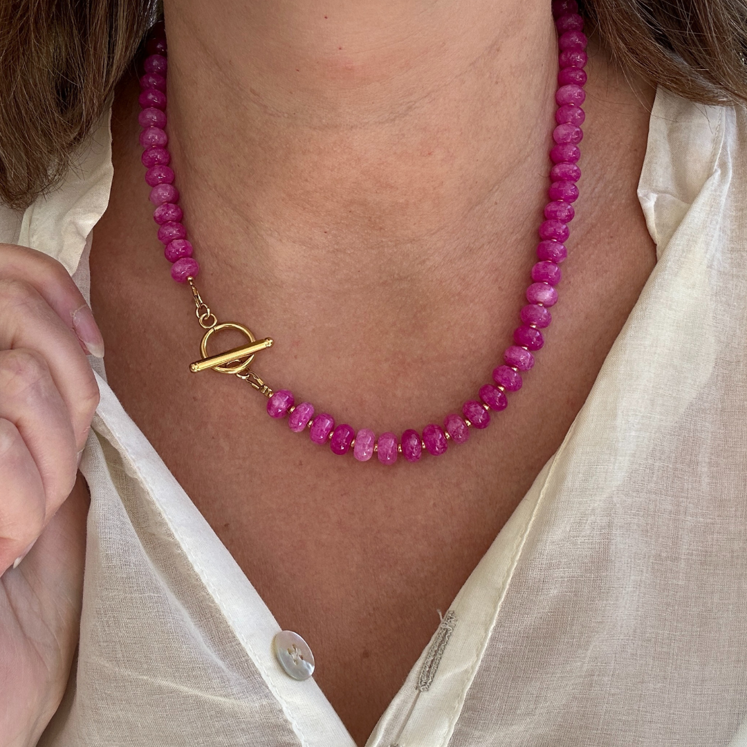 Deze natuursteen ketting is ontworpen als een veelzijdig statement piece met een verfijnde uitstraling. De ketting is afgewerkt met een kapittelslot aan de voorkant, wat niet alleen functioneel is maar ook een stijlvol designelement vormt.

Dankzij het slotje kun je de ketting op twee manieren dragen:

Met het slotje naar voren – draag het als subtiele eyecatcher of hang er een bedel aan voor een persoonlijke en speelse touch.

Met het slotje naar achteren – creëer een minimalistische, elegante look waarbij