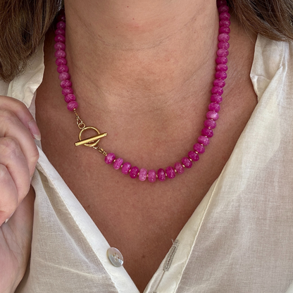 Deze natuursteen ketting is ontworpen als een veelzijdig statement piece met een verfijnde uitstraling. De ketting is afgewerkt met een kapittelslot aan de voorkant, wat niet alleen functioneel is maar ook een stijlvol designelement vormt.

Dankzij het slotje kun je de ketting op twee manieren dragen:

Met het slotje naar voren – draag het als subtiele eyecatcher of hang er een bedel aan voor een persoonlijke en speelse touch.

Met het slotje naar achteren – creëer een minimalistische, elegante look waarbij