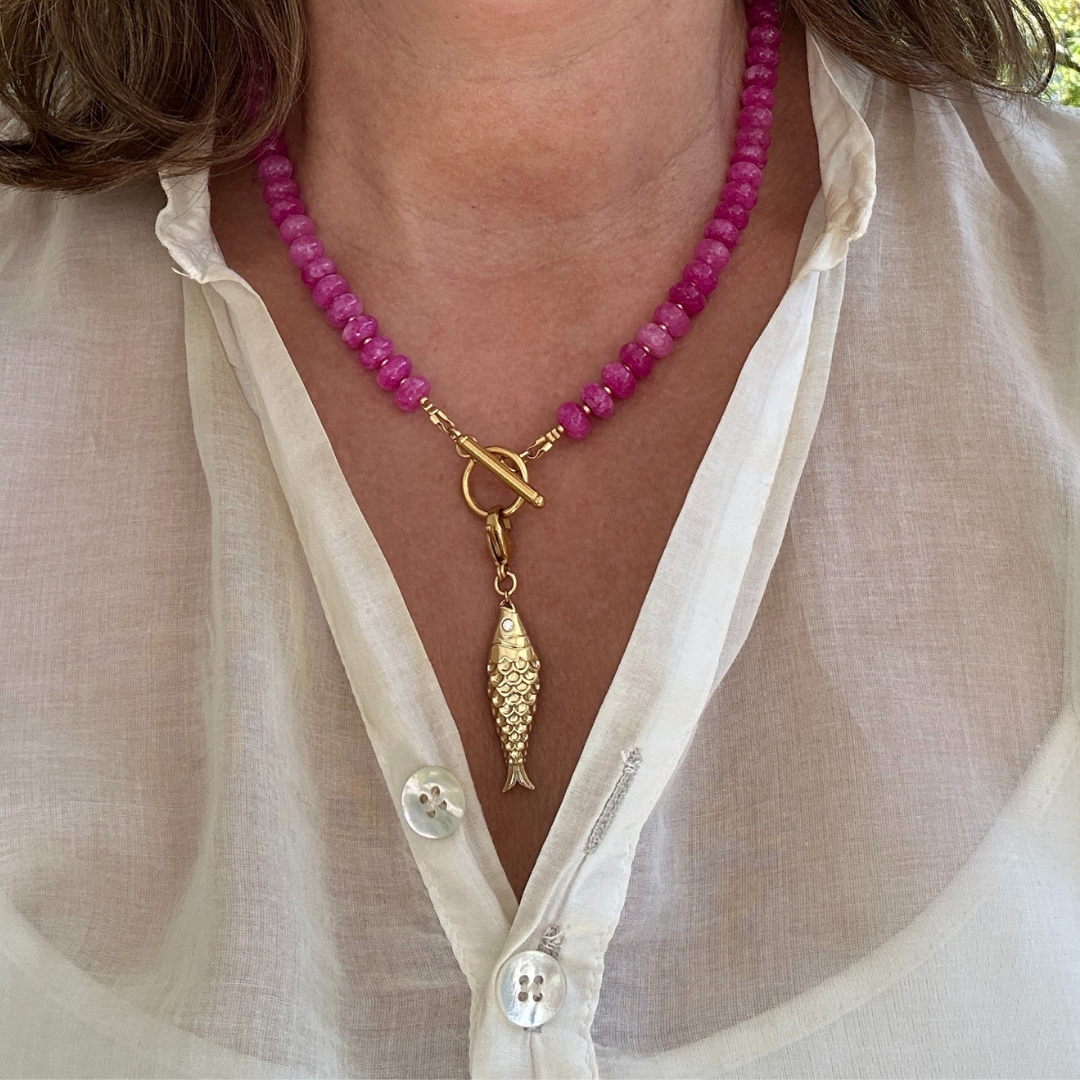 Deze natuursteen ketting is ontworpen als een veelzijdig statement piece met een verfijnde uitstraling. De ketting is afgewerkt met een kapittelslot aan de voorkant, wat niet alleen functioneel is maar ook een stijlvol designelement vormt.

Dankzij het slotje kun je de ketting op twee manieren dragen:

Met het slotje naar voren – draag het als subtiele eyecatcher of hang er een bedel aan voor een persoonlijke en speelse touch.

Met het slotje naar achteren – creëer een minimalistische, elegante look waarbij