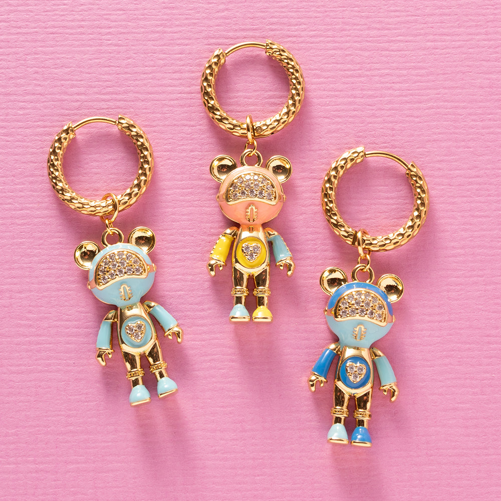 Maak kennis met Robo Bear Emmy: een onweerstaanbare mix van speels en futuristisch ✨ Dit robotbeertje in zachte kleuren steelt moeiteloos de show. Groot, opvallend en heerlijk eigenzinnig. Deze one-piece oorbel is gemaakt voor vrouwen die durven te stralen en hun eigen stijl omarmen