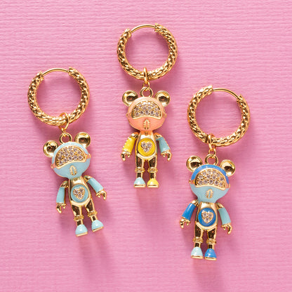 Maak kennis met Robo Bear Emmy: een onweerstaanbare mix van speels en futuristisch ✨ Dit robotbeertje in zachte kleuren steelt moeiteloos de show. Groot, opvallend en heerlijk eigenzinnig. Deze one-piece oorbel is gemaakt voor vrouwen die durven te stralen en hun eigen stijl omarmen