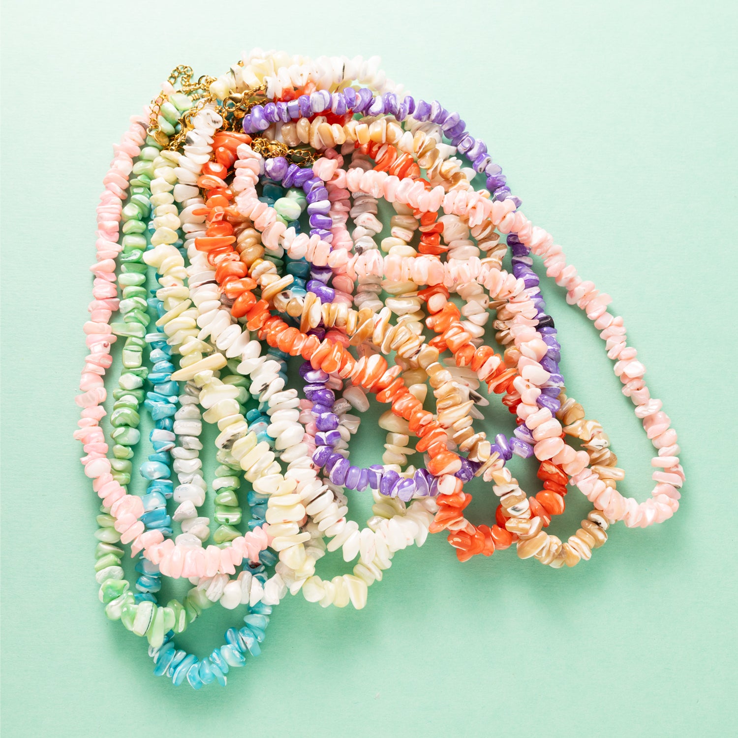 Breng de zomer tot leven met onze gekleurde kralenketting! Deze speelse must-have is gemaakt van schelpkralen in een frisse, vrolijke kleuren en is perfect om je outfit een zomerse touch te geven. Of je nu naar het strand gaat, een festival bezoekt of gewoon wat kleur aan je dag wilt toevoegen – deze ketting maakt het af. Licht om te dragen, makkelijk te combineren en helemaal on-trend!

Draag ‘m solo voor een minimalistische look of combineer met andere kettingen voor een speelse stijl.
