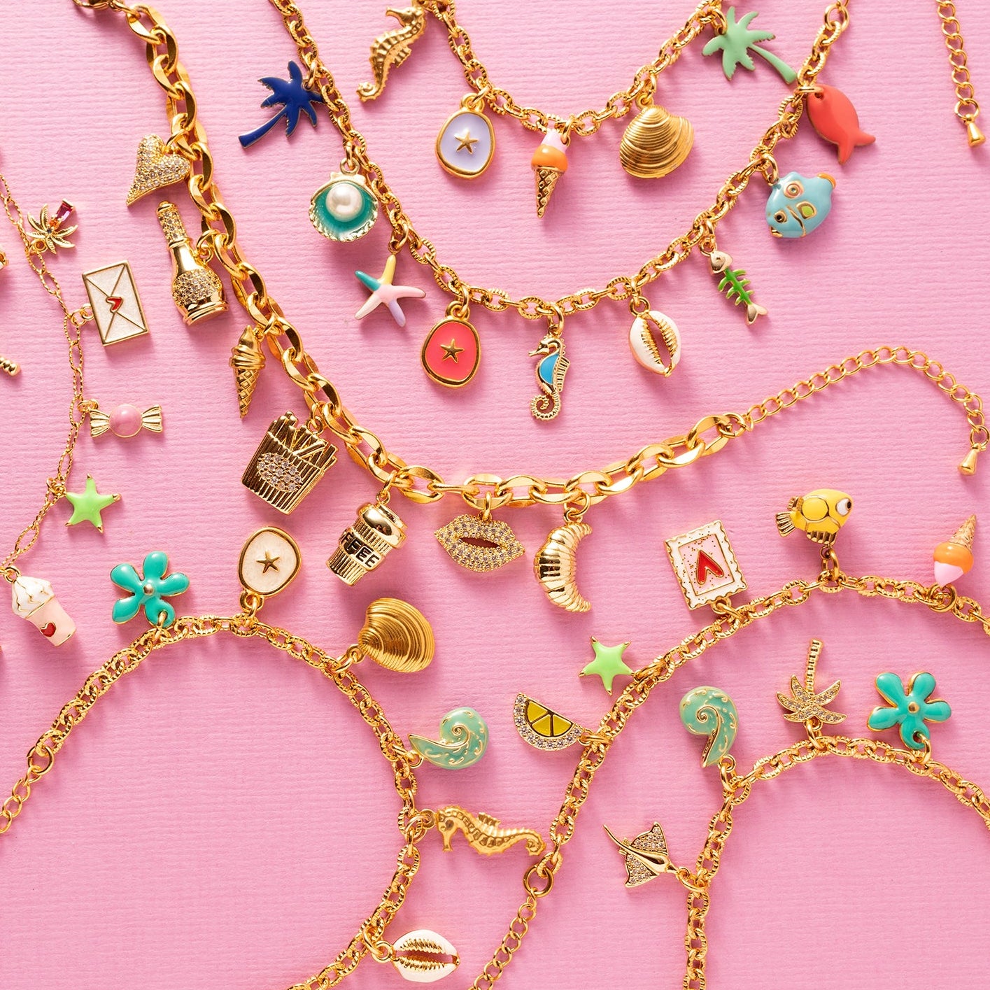 De glamour van de kust, gevangen in één armband. Riviera Tide straalt elegantie uit met speelse maritieme details die doen denken aan lange strandwandelingen en stijlvolle beach clubs. Draag hem solo voor een verfijnde look of combineer hem met andere armbanden voor een trendy, zomerse uitstraling. Een klein vakantiegevoel om elke dag te dragen.