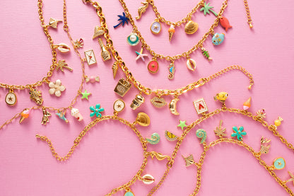 De glamour van de kust, gevangen in één armband. Riviera Tide straalt elegantie uit met speelse maritieme details die doen denken aan lange strandwandelingen en stijlvolle beach clubs. Draag hem solo voor een verfijnde look of combineer hem met andere armbanden voor een trendy, zomerse uitstraling. Een klein vakantiegevoel om elke dag te dragen.