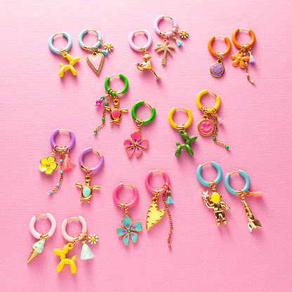 Voeg een sprankje kleur en een vleugje vreugde toe aan je dag met deze kleine gekleurde oorbellen voorzien van eigenzinnige bedels. Deze charmante oorbellen zijn perfect om je outfit op te vrolijken en je een instant geluksgevoel te geven. Bovendien kun je de bedels er zelf afhalen en onderling wisselen. Mix &amp; Match met de andere oorbellen voor dubbel plezier!