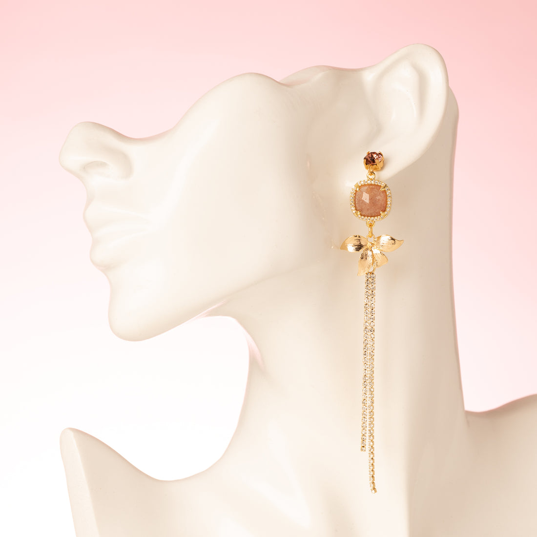 Voeg een verfijnd en vrouwelijk accent toe met de Berry Blush asymmetrische oorbellen. Deze elegante oorbellen combineren een fonkelende Swarovski oorsteker met een gouden bloem, sprankelende zirkonia cirkels en een unieke aardbeienkwarts edelsteen. De steen heeft een warme roze/rode tint die subtiel schittert bij elke beweging. Het asymmetrische ontwerp geeft een speelse twist aan deze chique oorbellen – perfect voor een diner, een bijzondere gelegenheid of als stijlvolle finishing touch voor je dagelijkse