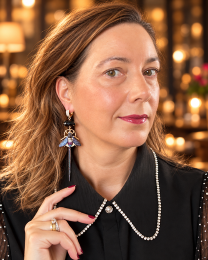 Asymmetrische statement oorbellen goud met fonkelend zirkonia en kristalglas – Glamorous Wings