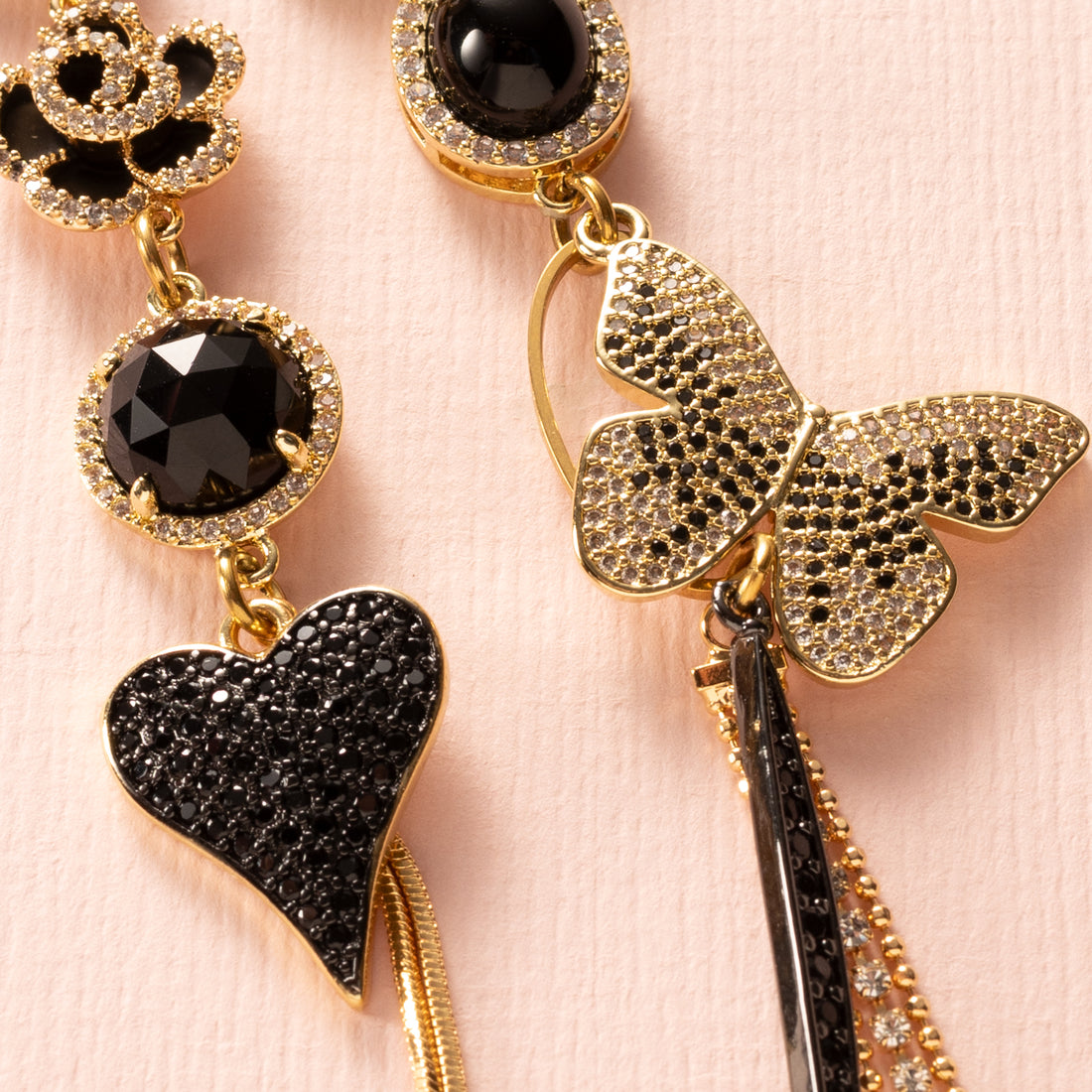  Midnight Butterfly is een set asymmetrische statement oorbellen voor vrouwen die durven. Aan de ene oorbel een zwart zirkonia hart, aan de andere een vlinder met zwarte zirkonia details.&amp;nbsp; Samen een krachtig spel van contrast en karakter.&amp;nbsp;

Deze oorbellen zijn edgy én stijlvol tegelijk. Perfect voor een avondje uit, maar ook sterk genoeg om overdag te dragen naar kantoor