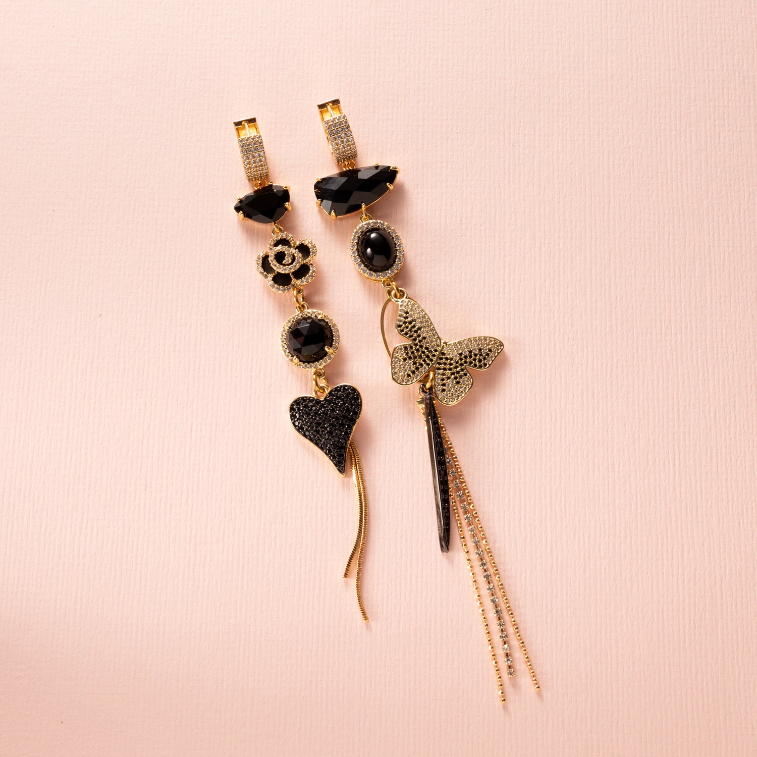  Midnight Butterfly is een set asymmetrische statement oorbellen voor vrouwen die durven. Aan de ene oorbel een zwart zirkonia hart, aan de andere een vlinder met zwarte zirkonia details.&amp;nbsp; Samen een krachtig spel van contrast en karakter.&amp;nbsp;

Deze oorbellen zijn edgy én stijlvol tegelijk. Perfect voor een avondje uit, maar ook sterk genoeg om overdag te dragen naar kantoor