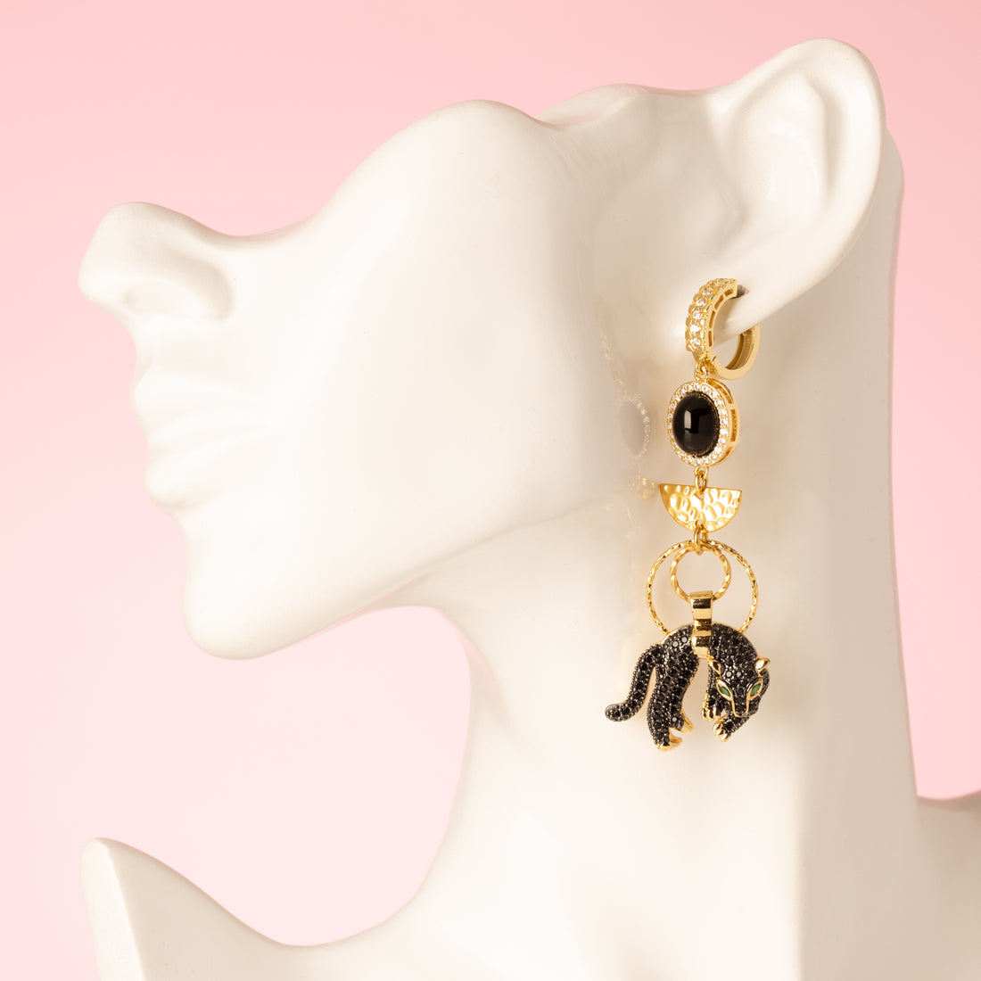 Maak een gedurfde indruk met deze asymmetrische statement oorbellen, versierd met een krachtige zwarte zirkonia panter en een sprankelende zwarte zirkonia bloem bedel. Deze unieke oorbellen combineren stoerheid met elegantie, perfect voor de krachtige vrouw die graag opvalt. De gedurfde zwarte zirkonia voegt een luxe uitstraling toe, terwijl het asymmetrische ontwerp een speelse twist geeft aan elke look.