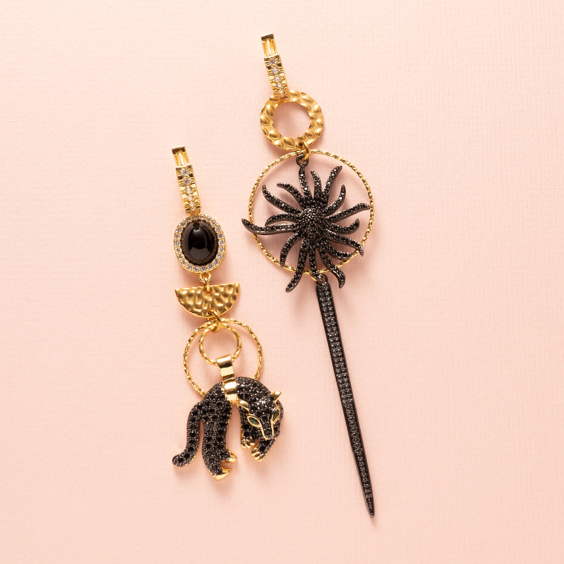 Maak een gedurfde indruk met deze asymmetrische statement oorbellen, versierd met een krachtige zwarte zirkonia panter en een sprankelende zwarte zirkonia bloem bedel. Deze unieke oorbellen combineren stoerheid met elegantie, perfect voor de krachtige vrouw die graag opvalt. De gedurfde zwarte zirkonia voegt een luxe uitstraling toe, terwijl het asymmetrische ontwerp een speelse twist geeft aan elke look.