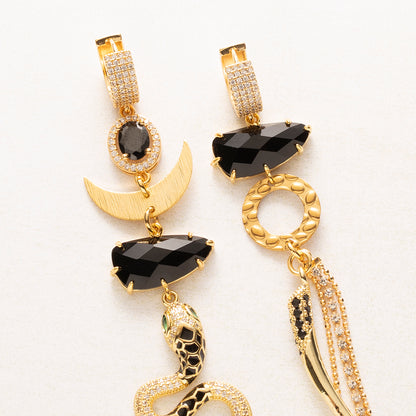 Asymmetrische statement oorbellen Midnight Temptation, zwart en goudkleurig met slang en hoorn