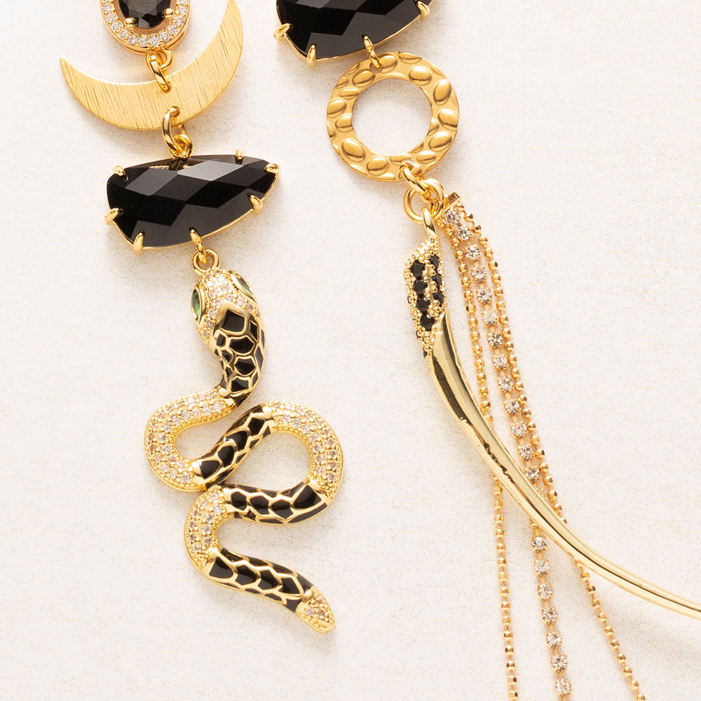 Asymmetrische statement oorbellen Midnight Temptation, zwart en goudkleurig met slang en hoorn